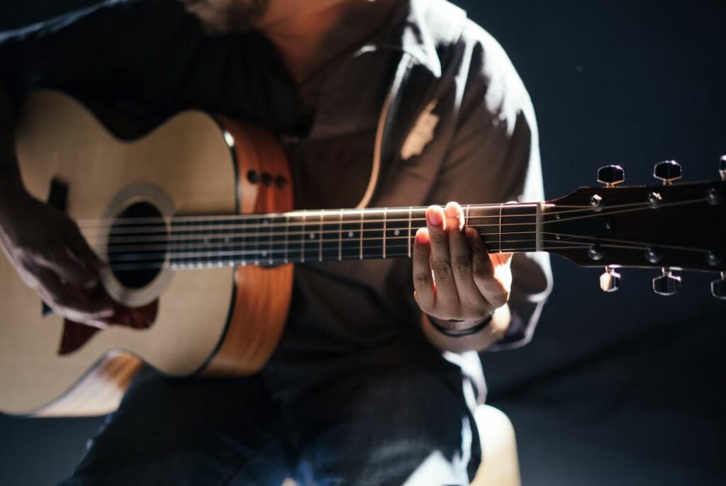 homme jouant un air de guitare facile