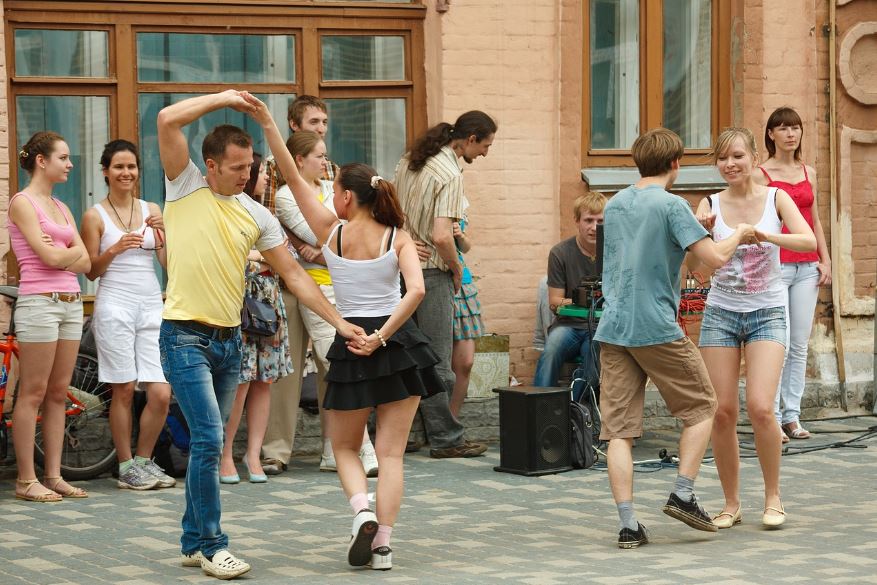 danse en couple qui bouge