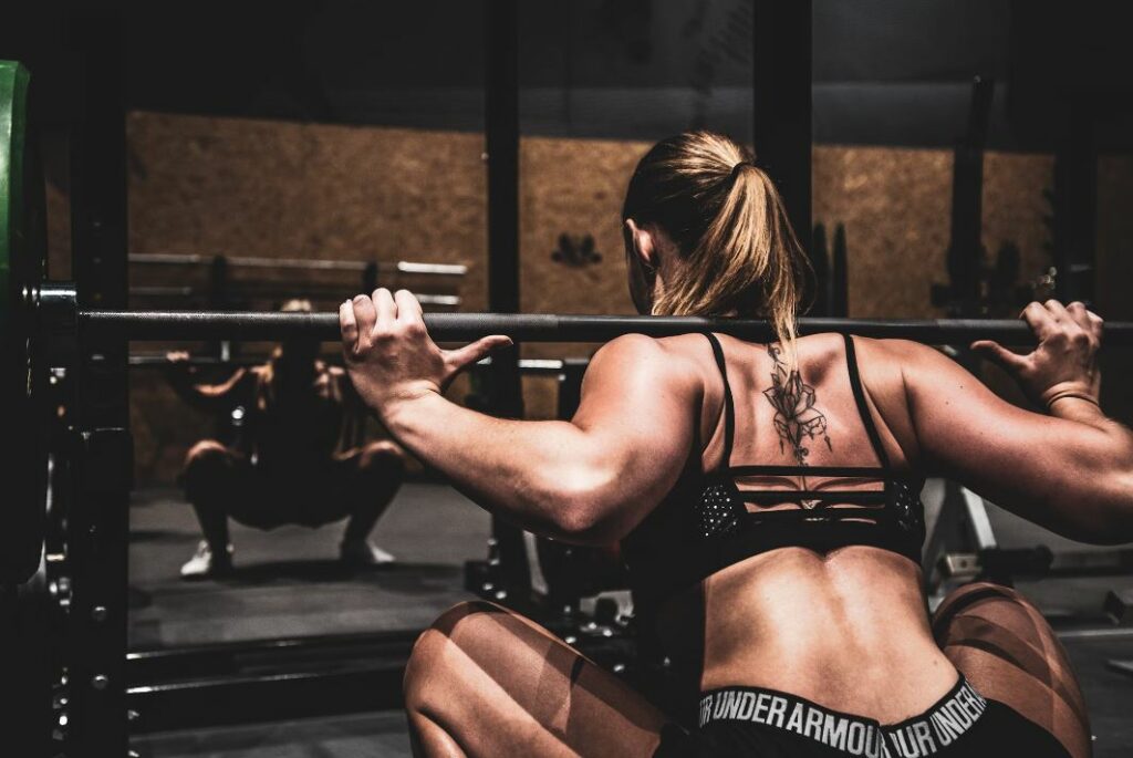 exercice squat pour fessier bombé