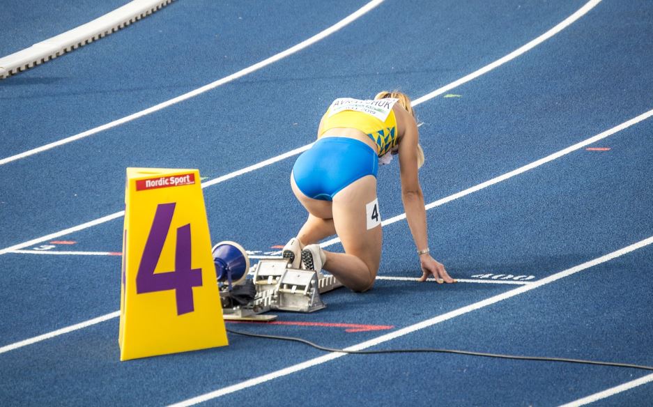 femme qui sprint pour fesses bombées